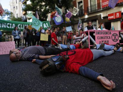 Protesta de Extinction Rebellion frente a la sede del PSOE, en Madrid en 2019.