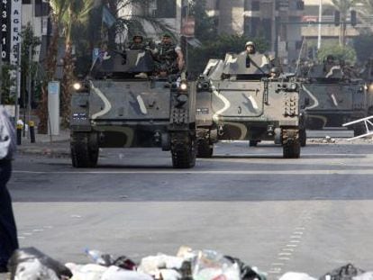 Blindados del Ej&eacute;rcito liban&eacute;s patrullan por las calles de Beirut, en octubre de 2012. 