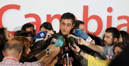 Eduardo Madina atiende a los medios en julio de 2014.