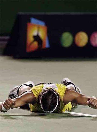 Rafa Nadal celebra en el suelo su victoria sobre Andy Murray.