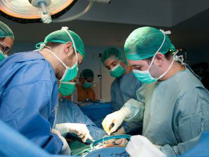 Una intervenció de cirurgia protèsica de penis a l'hospital de Bellvitge