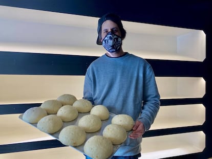 Mario Ortíz, en su panadería Brulée. J. C. CAPEL