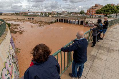 Varias personas observan la rambla de Benipila de Cartagena (Murcia), este martes.