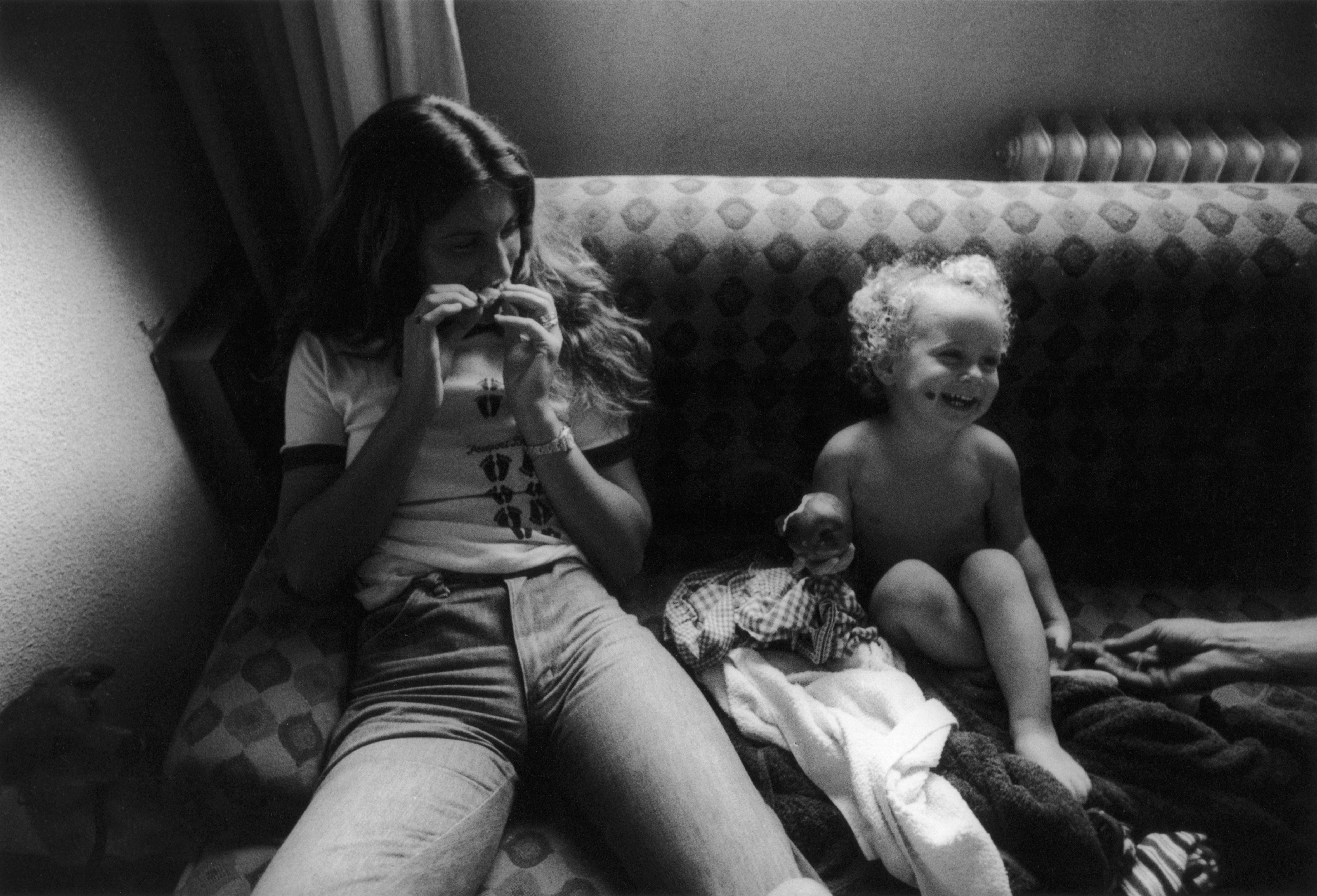 Retrato tomado en Madrid en 1978 de Silvia Labayru y su hija, Vera Lennie, nacida en la ESMA. La imagen está recogida en el libro de fotografías de Dani Yako 'Exilio 1976-1983'.