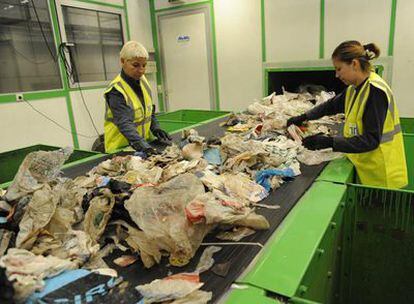 Dos trabajadoras separan los residuos antes de preparar el plástico para reciclar en la planta de Amorebieta (Vizcaya).