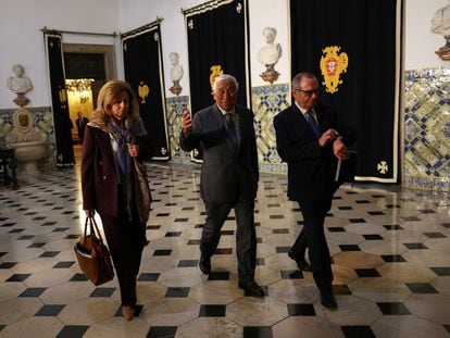 António Costa, primer ministro de Portugal, en el centro, tras entrevistarse con el presidente de la República, Marcelo Rebelo de Sousa, el pasado 9 de noviembre.