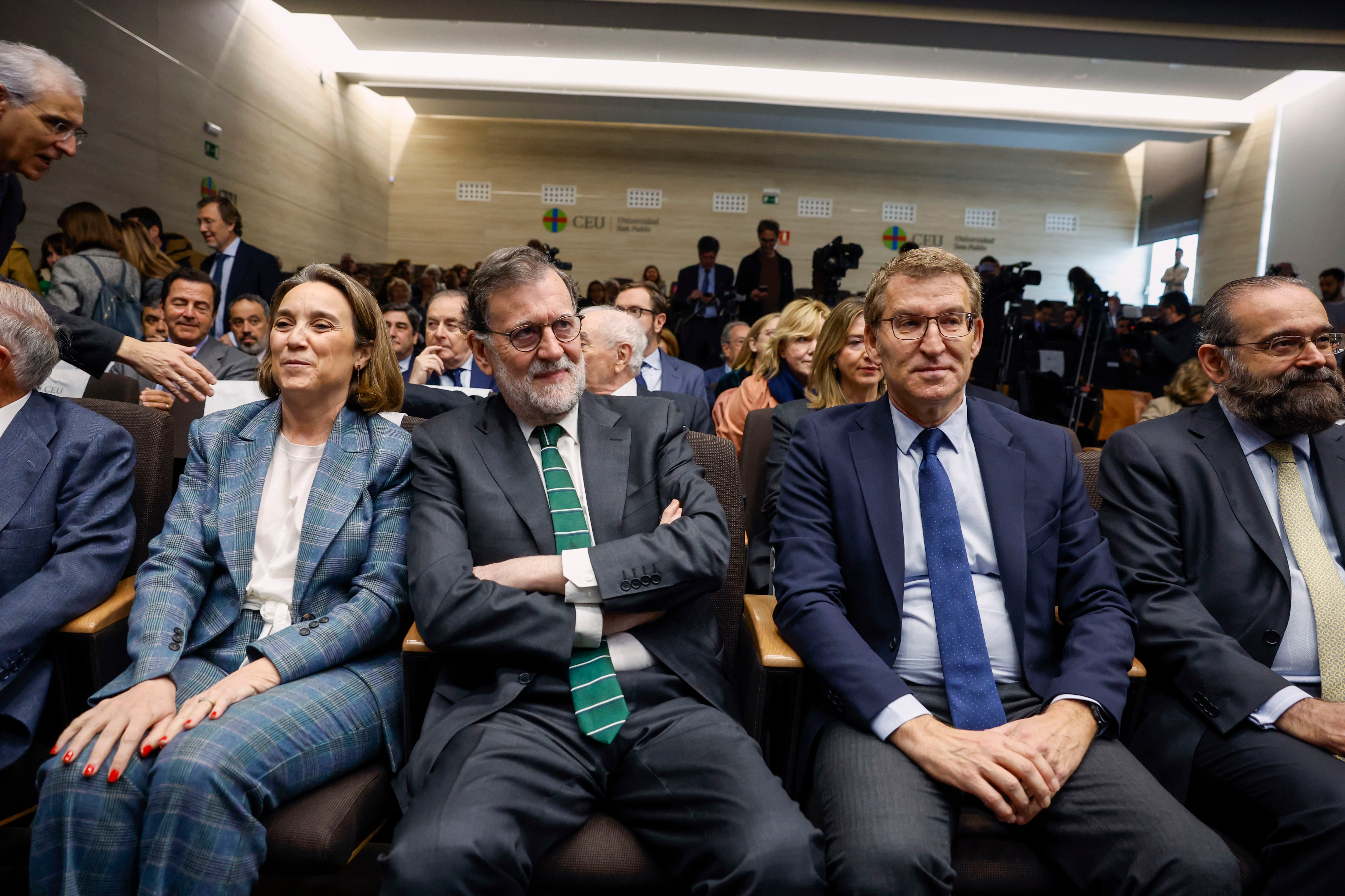 Desde la izquierda, la secretaria general del PP, Cuca Gamarra; el expresidente del Gobierno Mariano Rajoy; y el presidente del PP, Alberto Núñez Feijóo, este lunes en Madrid.