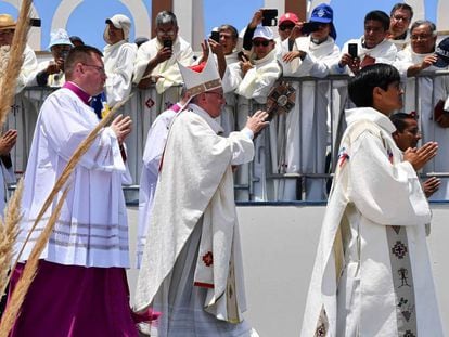 El papa Francisco celebra una misa en playa Lobitos, cerca de Iquique, su última escala en Chile antes de partir hacia Lima, Perú.