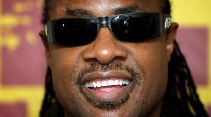 Stevie Wonder, ayer, en Londres, durante la presentación de su disco.