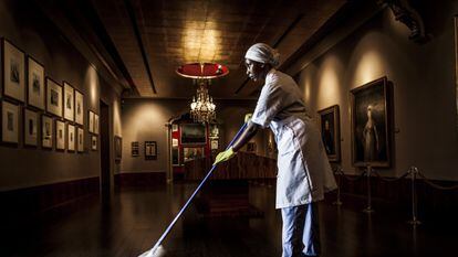 Una mujer gambiana trabaja como limpiadora en el Museo de Goya en Zaragoza, en 2015.
