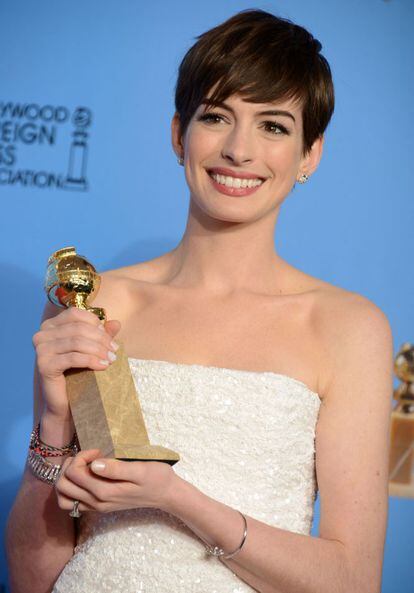 Anne Hathaway se lleva el Globo de Oro por mejor actriz de reparto gracias a su papel en 'Los miserables'.