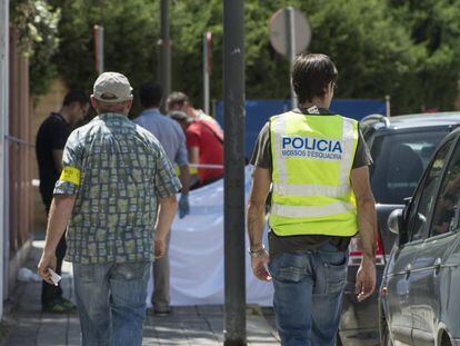 Dos agentes de los Mossos en Lleida, en 2015.