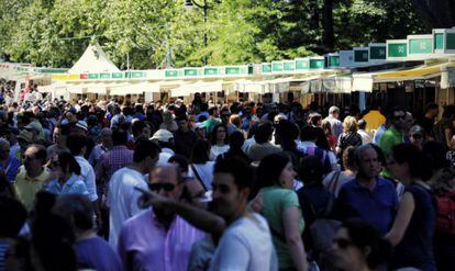 El público asistente a la Feria del Libro de Madrid, en el parque del Retiro.