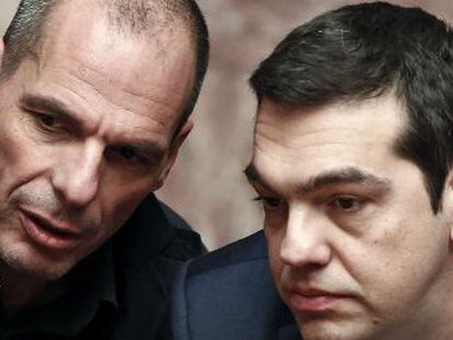 El primer ministro griego, Alexis Tsipras, junto al ministro de Finanzas, Yanis Varoufakis