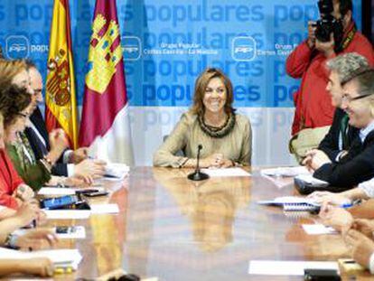 La secretaria general del PP y presidenta electa de Castilla-La Mancha, María Dolores de Cospedal (c), preside la reunión del Grupo Popular de las Cortes de Castilla-La Mancha. 