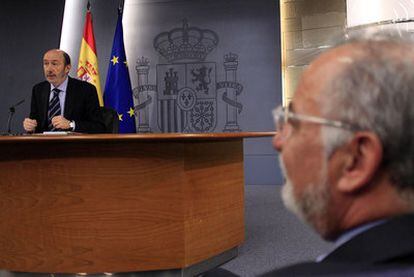 El vicepresidente primero, Alfredo Pérez Rubalcaba, ante Pere Navarro, director de la DGT, ayer tras el Consejo de Ministros.