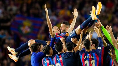 Los jugadores del Barcelona mantean a Jordi Alba y a Sergio Busquets.