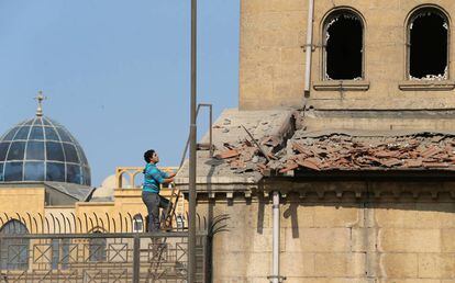 Un empleat de la Catedral copta de Sant Marc del Caire inspecciona els danys a l'edifici.