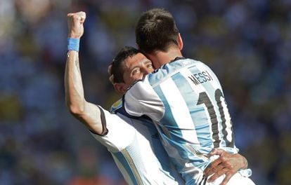Messi abraza a Di María tras su gol.