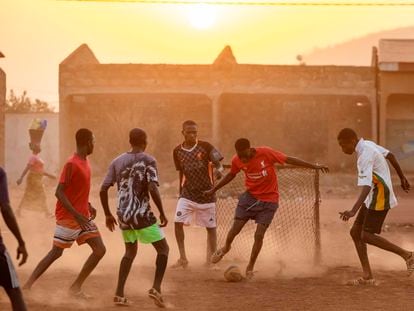 Un grupo de jóvenes juegan al fútbol en Korhogo, al norte de Costa de Marfil, el pasado 17 de enero.