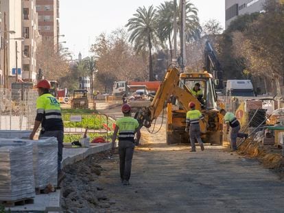 Operarios trabajan en la ampliación del tranvía de Sevilla, este jueves.