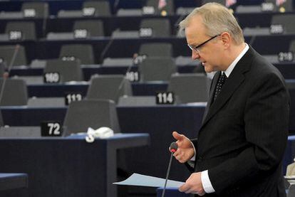 El comisario Olli Rehn se dirige al Parlamento Europeo ayer en Estrasburgo (Francia).