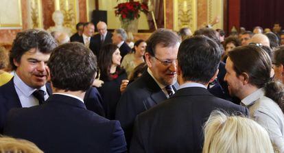 Rajoy conversa con los candidatos de Podemos, Pablo Iglesias (d); UPyD, Andrés Herzog y Ciudadanos, Albert Rivera, durante la recepción.