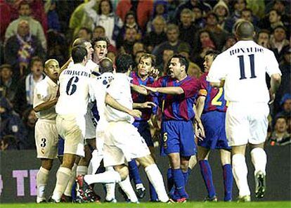 Los jugadores del Madrid y del Barcelona se enzarzan en una pelea en un momento del partido.