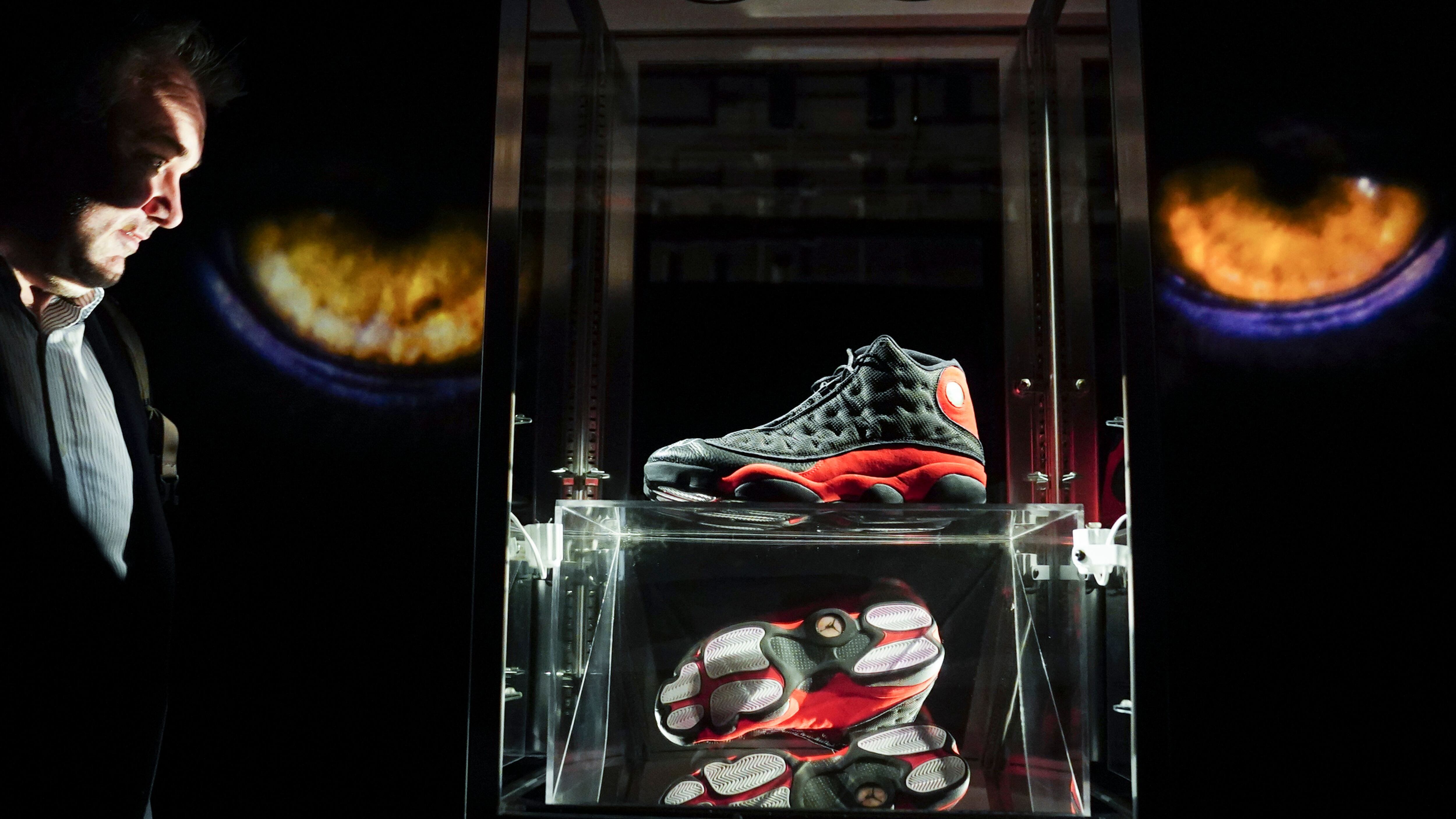 Las zapatillas Air Jordan XIII, firmadas por Michael Jordan, en Nueva York.