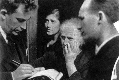 Manuel Chaves Nogales (izquierda) toma notas a los testigos presenciales del asesinato de un cura en octubre de 1934, en Sama (Asturias). 
