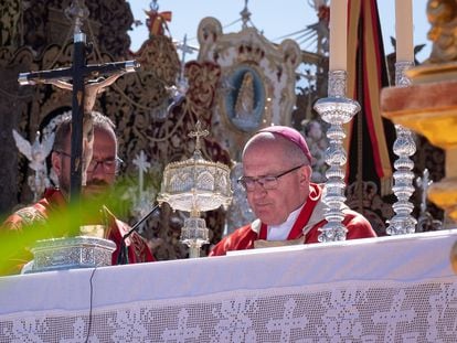 El obispo de Huelva, Santiago Gómez Sierra, este domingo, en El Rocío (Huelva).
