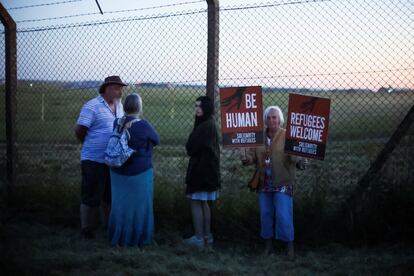 Varias personas protestan contra de las deportaciones a Ruanda en el aeropuerto, en Wiltshire. 