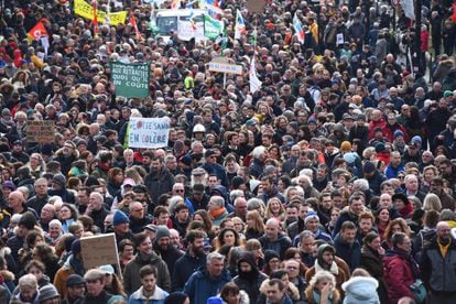 Los sindicatos quieren paralizar Francia en protesta por la impopular reforma de las pensiones, que sube la edad de jubilación hasta los 64 años, el principal proyecto de Emmanuel Macron en su segundo quinquenio en la presidencia de la República. En la imagen, participantes en la marcha de Nantes.