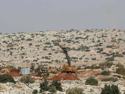 Veh&iacute;culos blindados del Ej&eacute;rcito turco este martes en el &aacute;rea de Darret Ezza, en la provincia de Alepo cerca de la frontera con Turqu&iacute;a. 