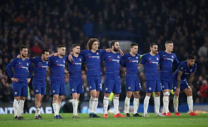 Los jugadores del Chelsea, durante la tanda de penaltis ante el Eintracht.