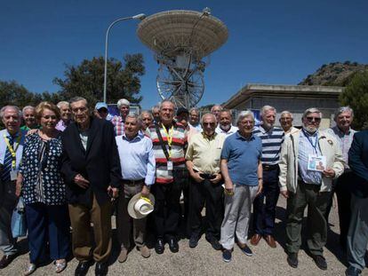 Los españoles que participaron en los programas espaciales de la NASA posan en la Estacion de Espacio Profundo de Robledo de Chavela (Madrid). Detrás, la antena de comunicaciones. En vídeo, el ingeniero Carlos González relata su experiencia.