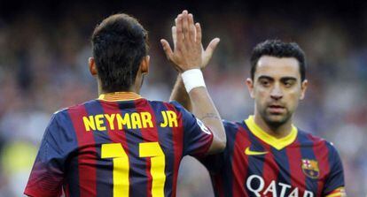 Neymar y Xavi celebran un gol.