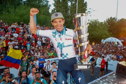 Superman López, feliz con el trofeo de ganador.