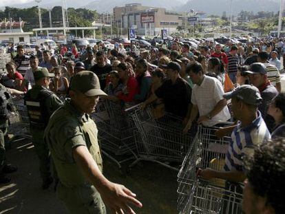 Agentes controlan la entrada de un supermercado en San Cristóbal.
