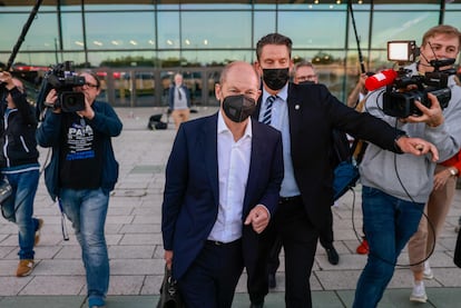 El vicecanciller alemán en funciones, Olaf Scholz, a la salida de las conversaciones exploratorias con miembros de Los Verdes y del SPD en Berlín este jueves.