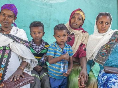 Una familia espera la llegada del nuevo miembro en la entrada de la maternidad, en Gondar (Etiopía).