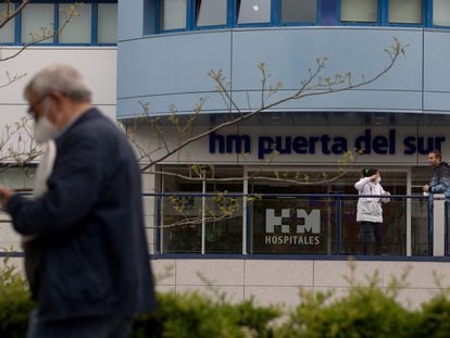 Entrada del Hospital Universitario HM Puerta del Sur de Móstoles, el 23 de abril.