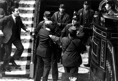 Adolfo Suárez intenta socorrer al vicepresidente y teniente general Gutiérrez Mellado zarandeado por un grupo de guardias civiles en presencia del teniente coronel Tejero en el golpe de estado del 23 de febrero de 1981.