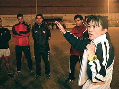 Yuriko Saeko da instrucciones a los jugadores del Puerta Bonita durante un entrenamiento.