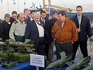 El primer ministro de Israel, Ariel Sharon, observa las armas requisadas en un barco y que según él eran para la Autoridad Nacional Palestina.