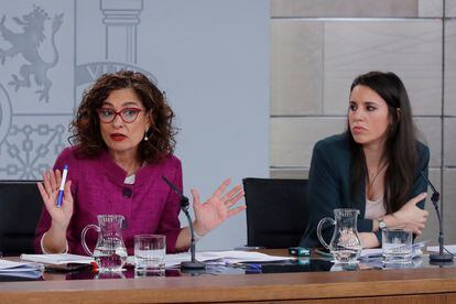 Las ministras de Hacienda e Igualdad Maria Jesús Montero e Irene Montero, en la rueda de prensa posterior al Consejo de Ministros celebrado el 3 de marzo del año pasado.