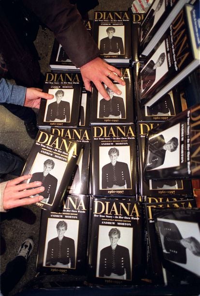 Fotografía de las primeras copias de la biografía de Diana de Gales firmada por Andrew Morton que llegaron a las librerías londinenses.