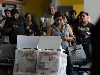 Una mujer deposita sus votos en las urnas de un colegio electoral en Coahuila, el pasado 4 de junio.