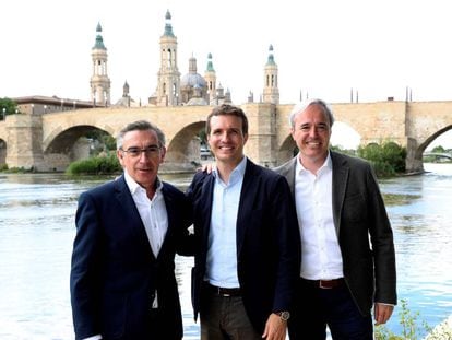 El presidente del PP, Pablo Casado, hoy en Zaragoza junto a Luis María Beamonte, a la izquierda, candidato del partido a la Presidencia del Gobierno de Aragón, y el candidato a la alcaldía de Zaragoza, Jorge Azcón,