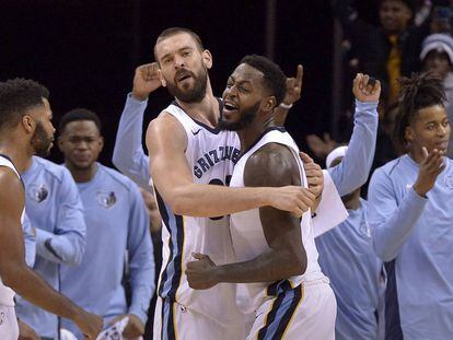 Marc Gasol y JaMychal Green celebran su victoria.